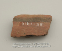 Aardewerken fragment met resten van beschildering (Collectie Wereldmuseum, TM-3163-38)
