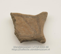 Aardewerken fragment met resten van beschildering (Collectie Wereldmuseum, TM-3163-88)