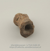 Fragment van een aardewerken schenktuit (Collectie Wereldmuseum, TM-3189-10)