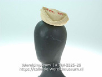 Klein gevlochten hoed van Panamastro met wollen borduursel (Collectie Wereldmuseum, TM-3325-29)