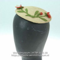 Gevlochten muts van Panamastro met vilten bloemversiering (Collectie Wereldmuseum, TM-3325-30)