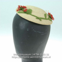 Gevlochten muts van Panamastro met vilten bloemversiering (Collectie Wereldmuseum, TM-3325-31)