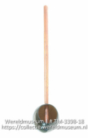 Waterschep van gelakte kokosdop met houten steel; Coco di awa (Collectie Wereldmuseum, TM-3398-18)