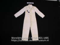 Katoenen overall van KLM met benen knopen (Collectie Wereldmuseum, TM-3401-1485)