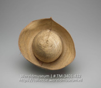 Gevlochten bolhoedje met opstaande rand (Collectie Wereldmuseum, TM-3401-432)
