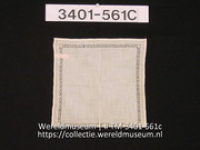 Zakdoek van katoenen batist met ajourrand (Collectie Wereldmuseum, TM-3401-561c)