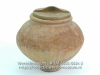 Deksel van een aardewerken pot, onderdeel van een filtreertoestel (Collectie Wereldmuseum, TM-3401-562c-2)