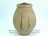 Houten deksel van waterkruik, onderdeel filtreertoestel (Collectie Wereldmuseum, TM-3401-562d-2)