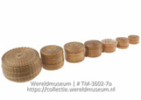 Gevlochten mand met deksel behorende bij set van zeven manden in aflopende maten (Collectie Wereldmuseum, TM-3602-7a)