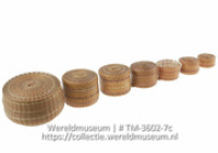 Gevlochten mand met deksel behorende bij set van zeven manden in aflopende maten (Collectie Wereldmuseum, TM-3602-7c)