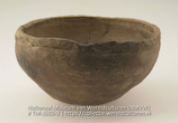 Aardewerk pot, vermoedelijk een urn (Collectie Wereldculturen, TM-3603-3)