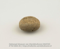 Kiezelsteen met gleuf, vermoedelijk een slingersteen (Collectie Wereldculturen, TM-3603-46)