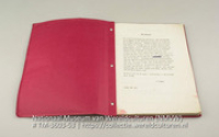 Publicatie in rode kaft van de heer Bongers over aardewerk van Aruba (Collectie Wereldculturen, TM-3603-53), Bongers, H.