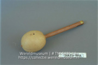 Rammelaar van kalebas (Collectie Wereldmuseum, TM-5935-19a)