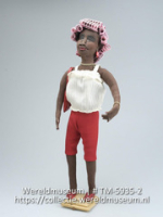 Pop, die een Antilliaanse vrouw met krulspelden voorstelt (Collectie Wereldmuseum, TM-5935-2)