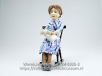 Pop, die een Antilliaanse vrouw voorstelt in een schommelstoel (Collectie Wereldmuseum, TM-5935-3)