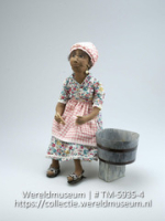 Pop, die een Antilliaanse vrouw voorstelt met wastobbe en wasknijper (Collectie Wereldmuseum, TM-5935-4)