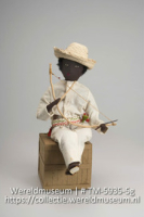Pop, die een muzikant met boogharp voorstelt en deel uitmaakt van een Antilliaans orkest; benta (Collectie Wereldmuseum, TM-5935-5g)