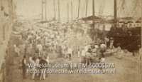Laden en lossen van zeilschepen op de Handelskade (Collectie Wereldmuseum, TM-60005674), Soublette et Fils; Robert Soublette