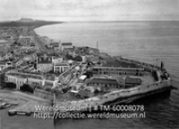 Het waterfront, links op de foto het gouvernementshuis (Collectie Wereldmuseum, TM-60008078)