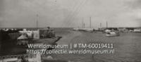 En 1914 - 1917 on a approfondi l'entree du port. Avec une largeur de 80 metres on trouve une profondeur de 10.30 M sous la maree basse. La photografie montre le vaisseau de detonation.; Gezicht op de haveningang (Collectie Wereldmuseum, TM-60019411), Soublette et Fils; Robert Soublette