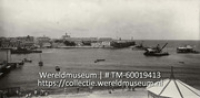 Mensen op de kade kijken toe hoe het eerste schip met een lading olie uit Venezuela de haven van Willemstad wordt binnengesleept (Collectie Wereldmuseum, TM-60019413), Soublette et Fils; Robert Soublette
