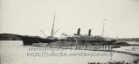 Le meme navire, vu du Nord.; De Spaanse S.S. Alfonso VIII met bergen steenkool ervoor (Collectie Wereldmuseum, TM-60019434), Soublette et Fils; Robert Soublette