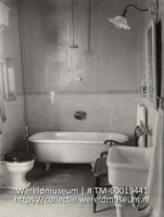 Le bain; De badkamer in het paleis van de gouverneur (Collectie Wereldmuseum, TM-60019441), Soublette et Fils; Robert Soublette