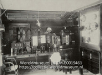 Interieur de la meme station; Instrumentarium in de centrale voor telegrafie en navigatie (Collectie Wereldmuseum, TM-60019461), Soublette et Fils; Robert Soublette