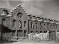 Front de l'hopital Catholique.; Aanzicht van het katholieke ziekenhuis (Collectie Wereldmuseum, TM-60019466), Soublette et Fils; Robert Soublette
