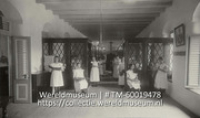 Pensionat Welgelegen la salle de musique.; De muziekkamer van kostschool Welgelegen (Collectie Wereldmuseum, TM-60019478), Soublette et Fils; Robert Soublette