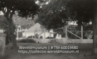 Dans le jardin.; De tuin van kostschool Welgelegen (Collectie Wereldmuseum, TM-60019480), Soublette et Fils; Robert Soublette