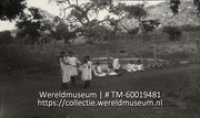 Enfants jouants; Spelende meisjes van kostschool Welgelegen (Collectie Wereldmuseum, TM-60019481), Soublette et Fils; Robert Soublette