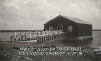 Groep meisjes bij het badhuis van kostschool Welgelegen; Les bains (Collectie Wereldmuseum, TM-60019482), Soublette et Fils; Robert Soublette