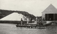 Le sel est embarque en sacs.; Het verpakken van zout in zakken (Collectie Wereldmuseum, TM-60019503), Soublette et Fils; Robert Soublette