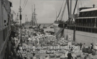 Twee grote zeilschepen lossen handelswaar aan de Handelskade in Willemstad (Collectie Wereldmuseum, TM-60022004), Soublette et Fils; Robert Soublette
