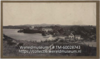 Quarantaine gebouwen bij de baai van Caracas, met op de achtergrond fort Beekenburg (Collectie Wereldmuseum, TM-60028743), Soublette et Fils; Robert Soublette