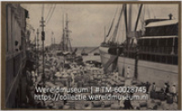 De Amerikaanse S.S. Zulia aangemeerd aan de Handelskade die vol ligt met zakken en vaten (Collectie Wereldmuseum, TM-60028745), Soublette et Fils; Robert Soublette