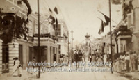 Calle Ancha (Breede Straat) Curacao; De Breedestraat of Calle Ancha, versierd ter gelegenheid van de kroning van Koningin Wilhelmina (Collectie Wereldmuseum, TM-60028747), Soublette et Fils; Robert Soublette
