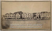 Woningen en winkels, waaronder de Stadsapotheek, aan de Sint Annabaai (Collectie Wereldmuseum, TM-60028750)