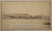 Het paleis van de gouverneur en het Riffort bij de haven (Collectie Wereldmuseum, TM-60028753)