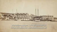 Sint Annabaai, met mogelijk gebouwen behorende bij Hotel Sassa, Commercio (Collectie Wereldmuseum, TM-60028759)