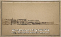 De Handelskade met op de achtergrond het paleis van de gouverneur en het Riffort; Handelskade Curacao (Collectie Wereldmuseum, TM-60028761)