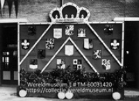 Straat- en gevelversiering ter ere van het huwelijk tussen Prinses Juliana en Prins Bernhard op 7 januari 1937 (Collectie Wereldmuseum, TM-60031420)