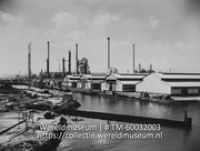 General views in the refinery (with plan). Your telex 20 - 4.5. '6Shell oil refinery; Olieraffinaderij van Shell (Collectie Wereldmuseum, TM-60032003), Koninklijke Shell Groep