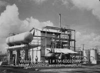Olieraffinaderij van Shell. H.C.L. Plant in bedrijf (Collectie Wereldmuseum, TM-60032009)