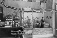 Landbouwtentoonstelling Curacao 1904; Stands over sterke drank en broedmachines op de Koloniale Tentoonstelling (Collectie Wereldmuseum, TM-60033030), Soublette et Fils; Robert Soublette
