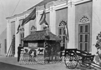 Landbouwtentoonstelling Curacao 1904; Paviljoen waarin een 'fameuze Siberiaansche Nachtegaal' wordt getoond, tijdens de Koloniale Tentoonstelling (Collectie Wereldmuseum, TM-60033034), Soublette et Fils; Robert Soublette