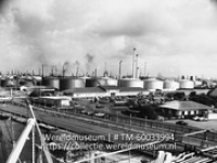 Polikliniek en olieraffinaderij van Shell; Shell oil refinery and hospital (Collectie Wereldmuseum, TM-60033994), Koninklijke Shell Groep