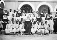 Missieprocure der Dominicanen Zwolle, weeshuis van Curacao; Groepsportret van de kinderen en de nonnen van het weeshuis op Curacao (Collectie Wereldmuseum, TM-60036241)